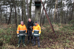 Leo, Sjoerd en Han hingen de valkenkast op